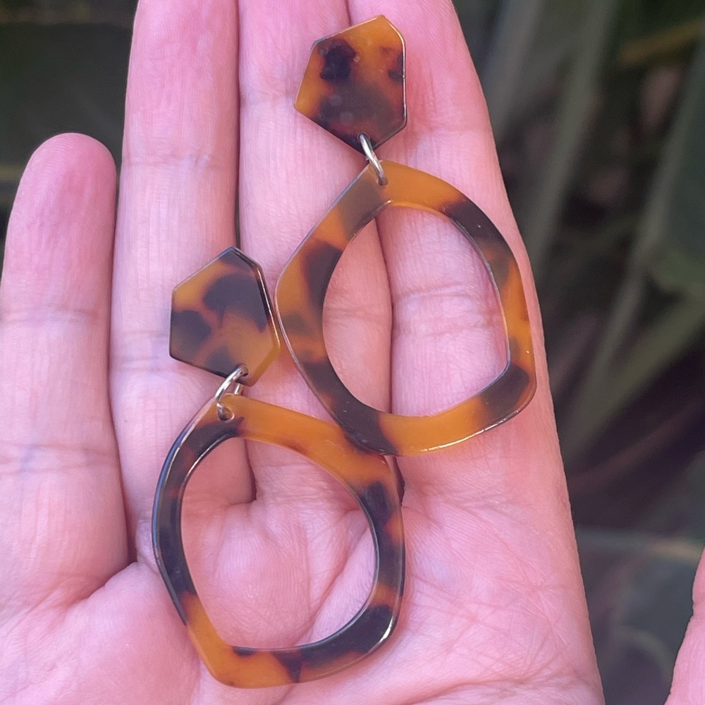Tortoiseshell Pattern Lucite Drop Earrings - image 2